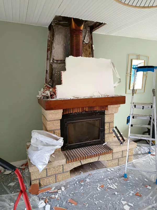 Dépose : Démontage du manteau et de l’habillage de l’ancienne cheminée.