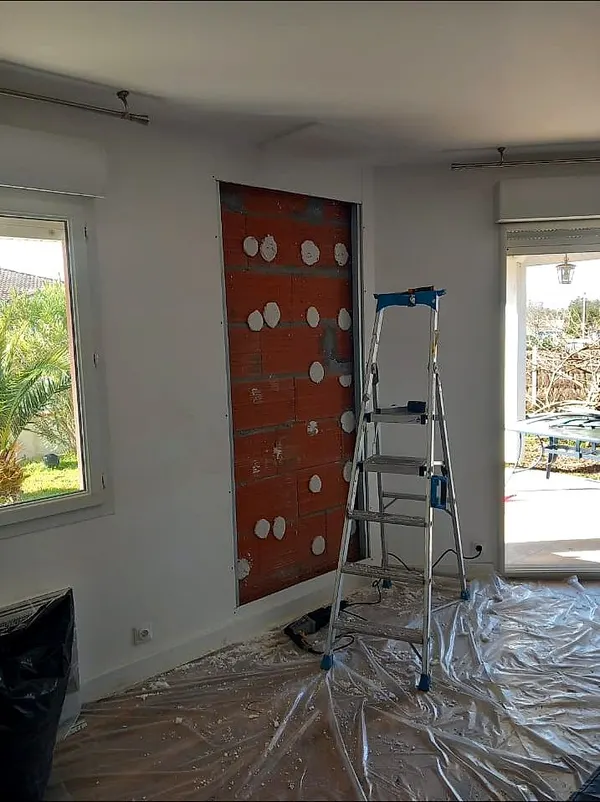 Préparation : Le mur est préparé pour recevoir le parement.