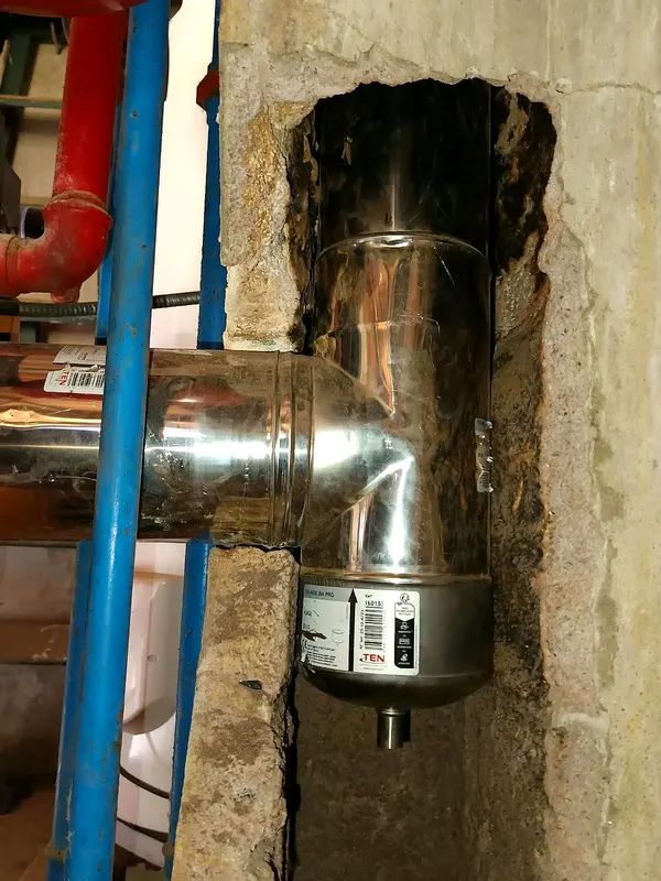 Raccord de conduit inox dans une gaine maçonnée ouverte